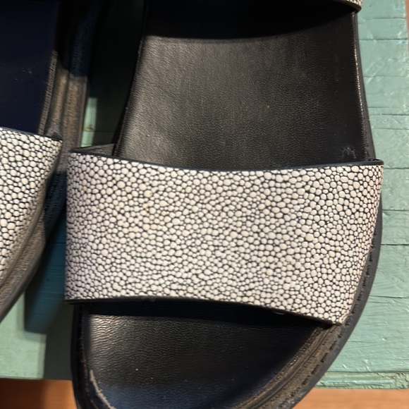 BC sandals textured design - Picture 4 of 4